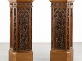 paire de socles en bois sculpté ornés de motifs floraux de chaque côté