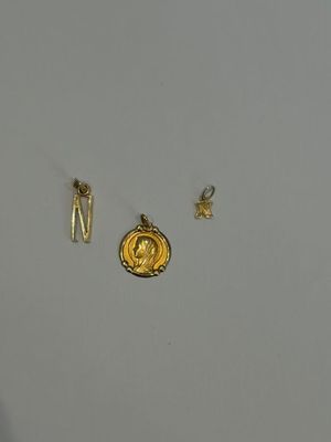 trois pièces d'or sont représentées sur un fond blanc