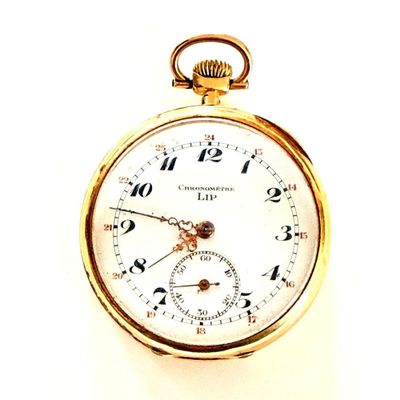 gros plan d'une montre de poche en or sur fond blanc
