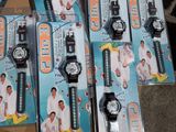 beaucoup de montres posées sur une boîte en carton