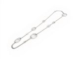 une paire de boucles d'oreilles en argent plaqué ornées de perles sur fond blanc