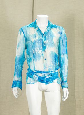 mannequin vêtu d'un t-shirt et d'un short bleu et blanc à motifs tie-dye