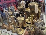 de nombreux objets anciens en laiton posés sur une table