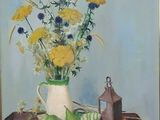 un tableau représentant un vase de fleurs et une lanterne posés sur une table