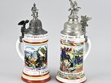 deux chopes à bière posées l'une à côté de l'autre