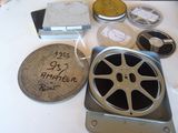 une table sur laquelle sont posées de nombreuses bobines de films anciens