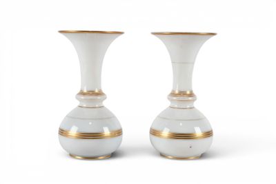 une paire de vases blancs et dorés sur fond blanc