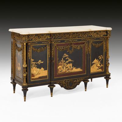 une armoire peinte en noir et or, à deux portes, avec un plateau en marbre