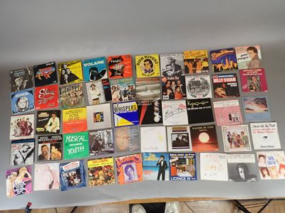 une grande collection de CD de musique accrochés au mur