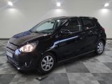 la photo d'une voiture noire garée dans un garage
