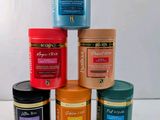 un ensemble de produits capillaires de différents types empilés les uns sur les autres