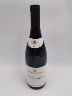 une bouteille de vin posée sur une table