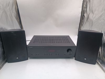 deux haut-parleurs assis l'un à côté de l'autre sur une table
