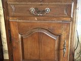 une armoire en bois avec un plateau en marbre posée sur un parquet en bois massif