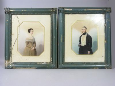 deux photos encadrées représentant un homme et une femme en tenue de cérémonie