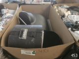 une boîte en carton contenant une souris d'ordinateur et d'autres objets