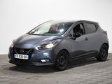 Le nouveau Nissan Micvan est garé dans une pièce au sol carrelé en damier.