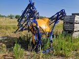un robot bleu et jaune assis dans l'herbe