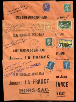 une enveloppe orange sur laquelle sont collés de nombreux timbres différents
