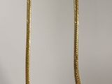 un collier en or sur fond blanc, avec une étiquette de prix