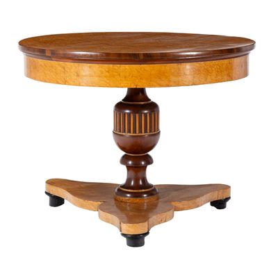 une image représentant une table ronde avec un plateau en bois sur fond blanc