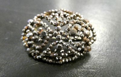 un gros plan d'une broche posée sur une table
