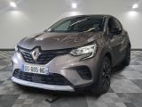 l'avant d'une voiture grise dans une pièce au sol à carreaux