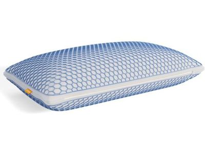 un coussin bleu et blanc sur fond blanc
