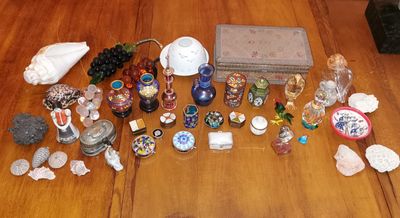 Divers petits objets de vitrine dont flacons, pilulliers, co… - Photo 1