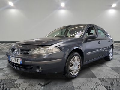 la photo d'une voiture garée dans un garage