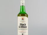 vue de face d'une bouteille de whisky « Black & White »