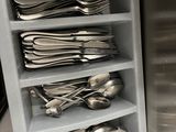 many spoons and spoon spoons in a plastic container