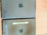 deux ordinateurs portables posés sur une table en bois