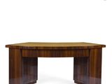 une photo d'une grande table en bois au plateau incurvé