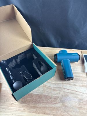 une boîte d'outils posée sur une table