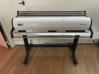 une machine posée par terre devant un mur