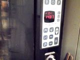 un four noir muni d'une horloge numérique