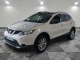 le suv blanc de nissan est garé sur un carrelage en damier