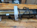 un radiateur électrique posé sur une table en bois près d'un mur