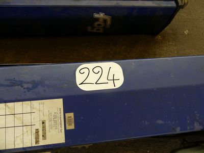 deux boîtes bleues portant des chiffres, posées par terre