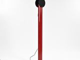 un lampadaire rouge et doré sur fond blanc