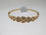 un bracelet en or serti de diamants sur fond blanc