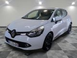 la voiture blanche est garée sur un sol en damier dans le garage