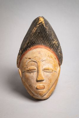 54. Masque de type Mukuyi, en bois tendre représentant un vi…
