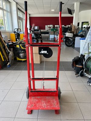 une photo d'un diable rouge dans un garage