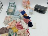 un tas de vêtements et une poupée posée sur une table