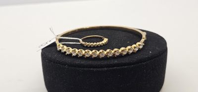 un ensemble composé d'un bracelet et d'une bague en or, présenté dans un coffret en velours noir