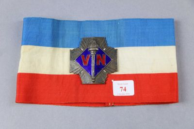 une image représentant un drapeau bleu, blanc et rouge orné d'un insigne