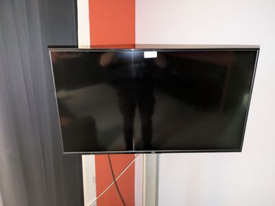 une télévision à écran plat posée sur un meuble dans une pièce