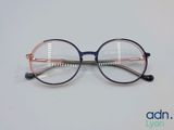 un gros plan sur une paire de lunettes posée sur une table